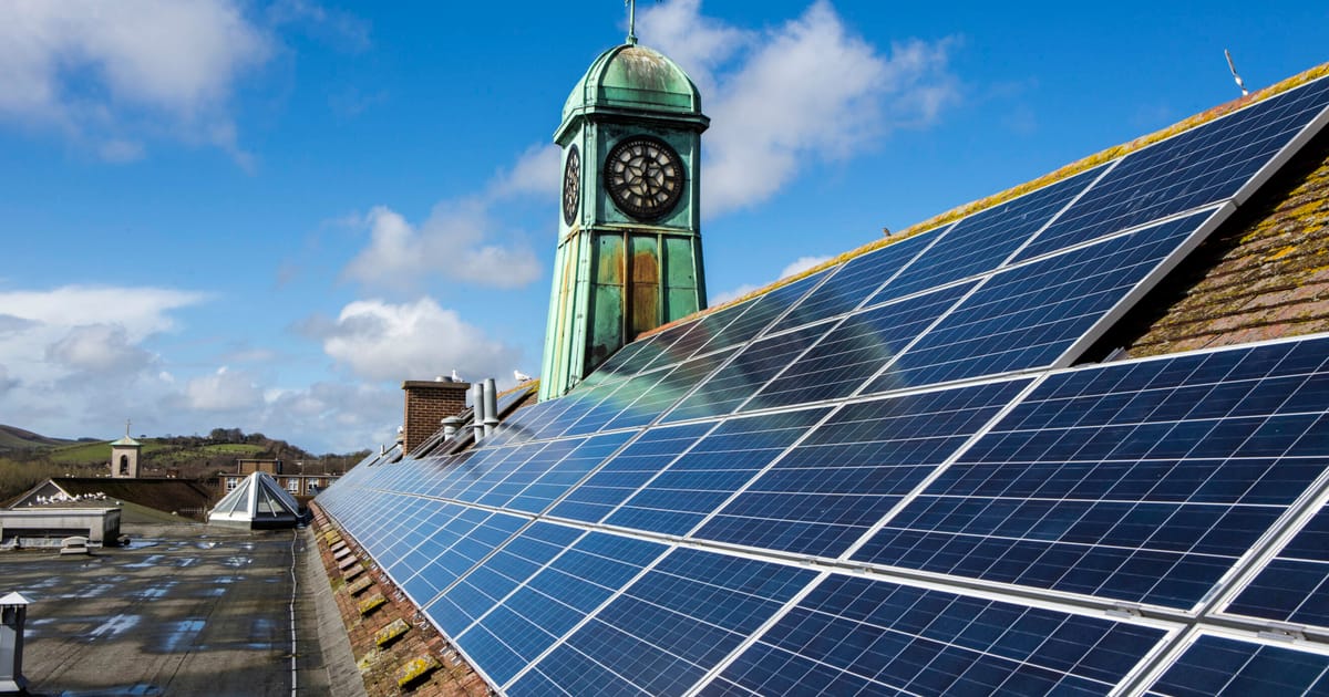 Contract solar acordat unei firme conduse de fratele unui inalt functionar din DESNZ