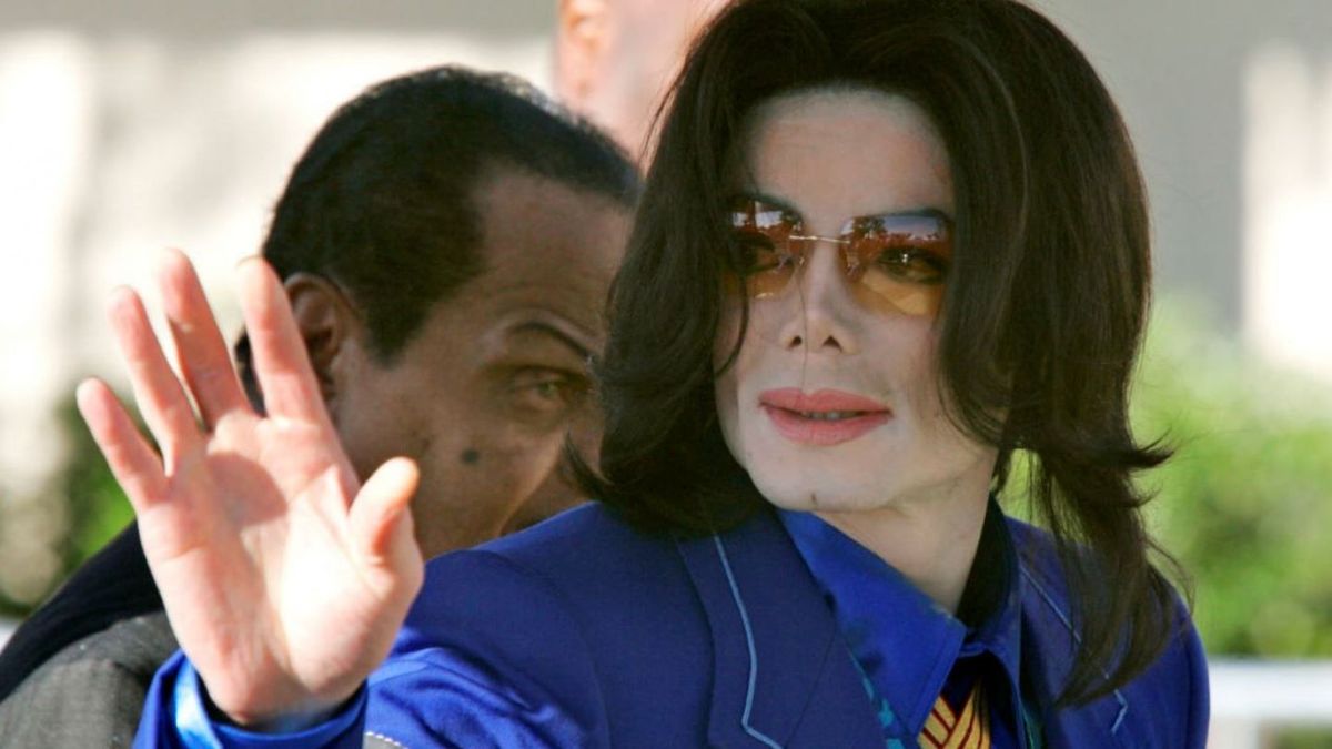 FOTO Cum se prezenta dormitorul lui Michael Jackson in ziua mortii sale mancare mucegaita si papusi de portelan infricosatoare