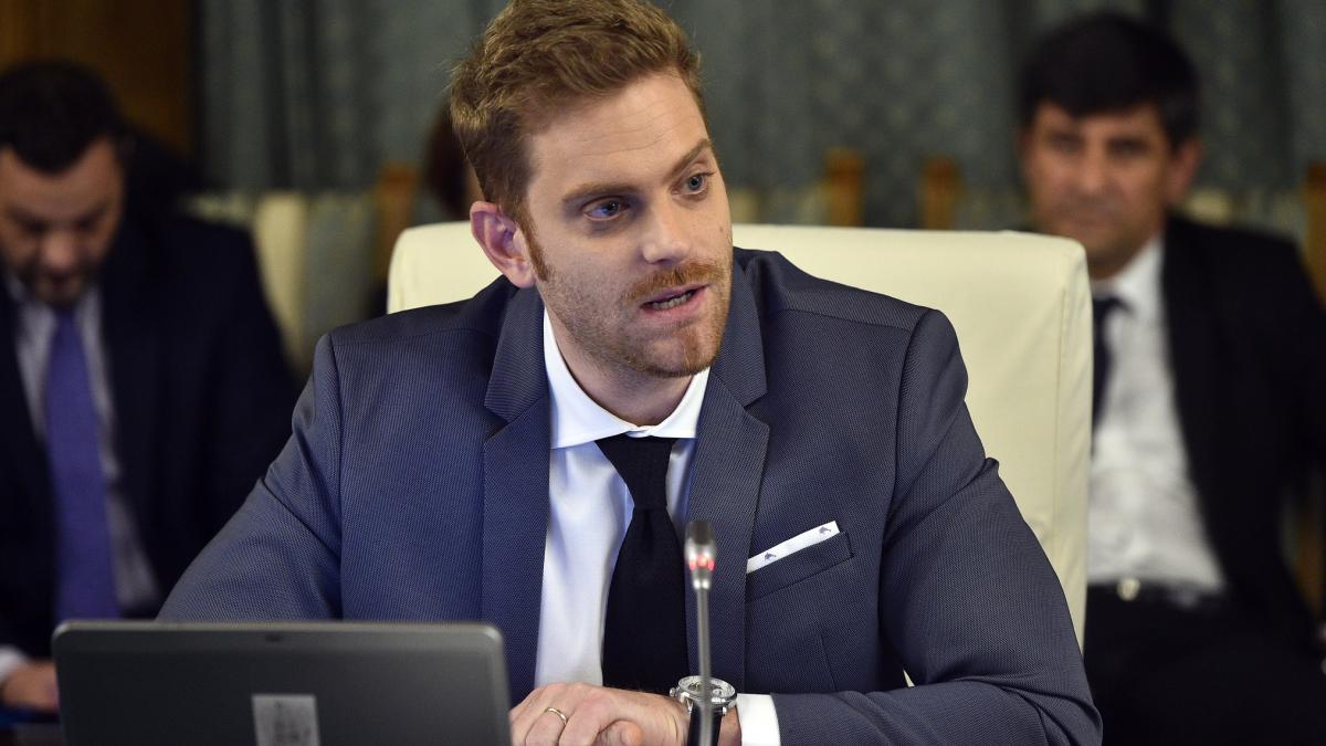 Fostul ministru Ilan Laufer insotit de gemenii sai pe trotineta a suferit un accident din cauza unei