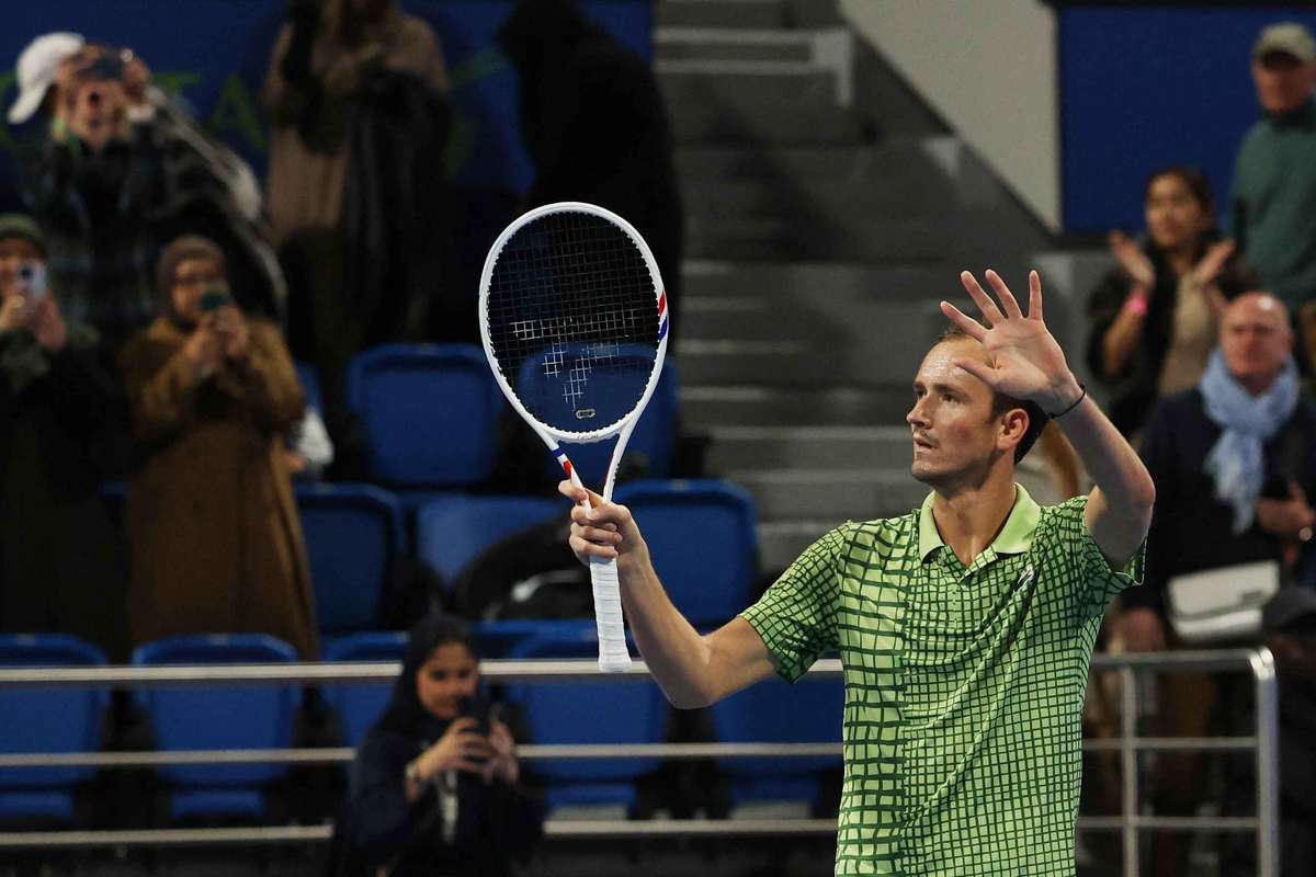 Medvedev ajunge fara dificultati la Indian Wells dupa ce a fost intarziat in Dubai