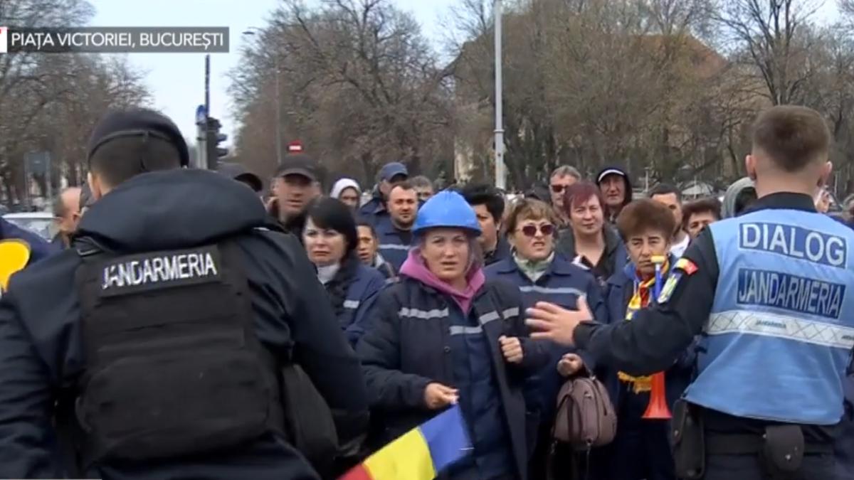Peste 1000 de mineri protesteaza in fata Guvernului si cer sa nu fie concediati In Piata Victoriei se afla