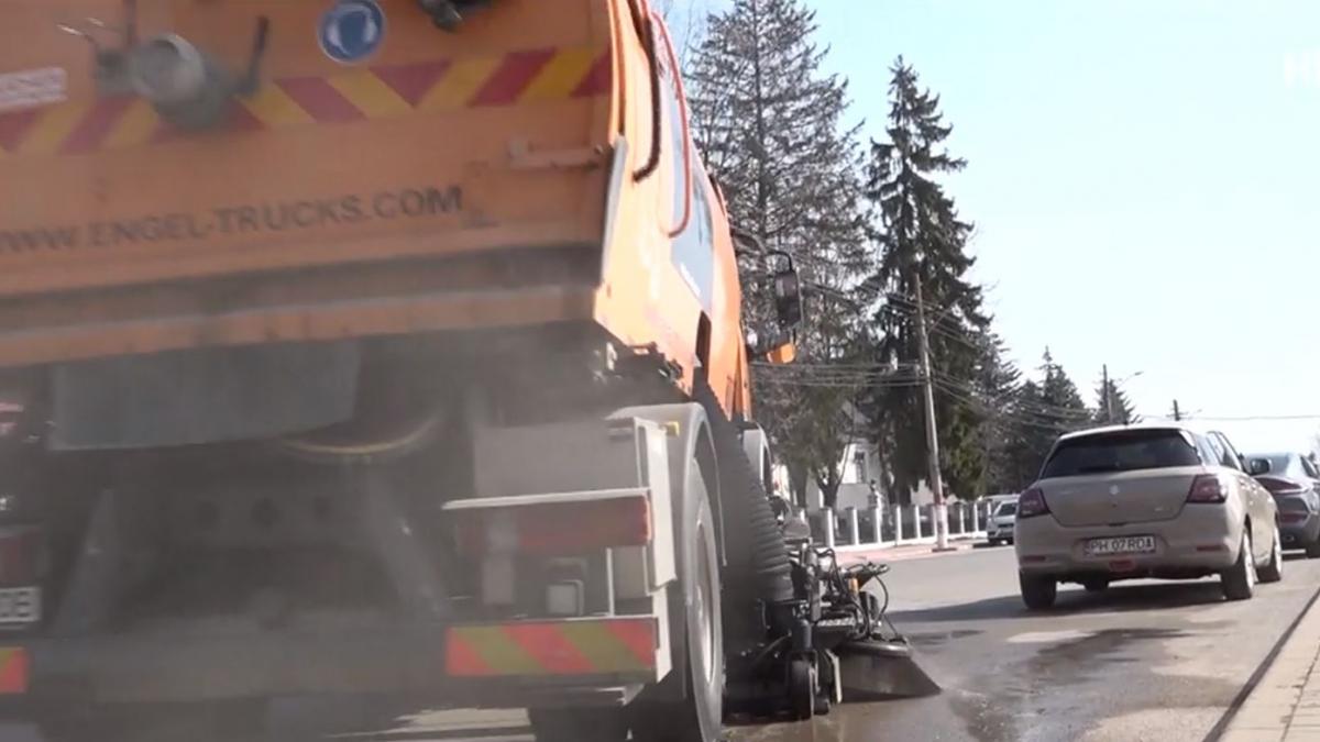 Primarul unui oras din Romania economisesti operand personal utilajele de curatenie dupa