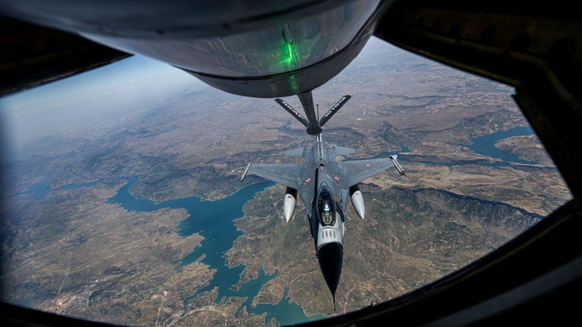 Primele avioane cisterna ale SUA au sosit in Romania Acuestea vor aprovizionaa avioanele de vanatoare aflate in misiune