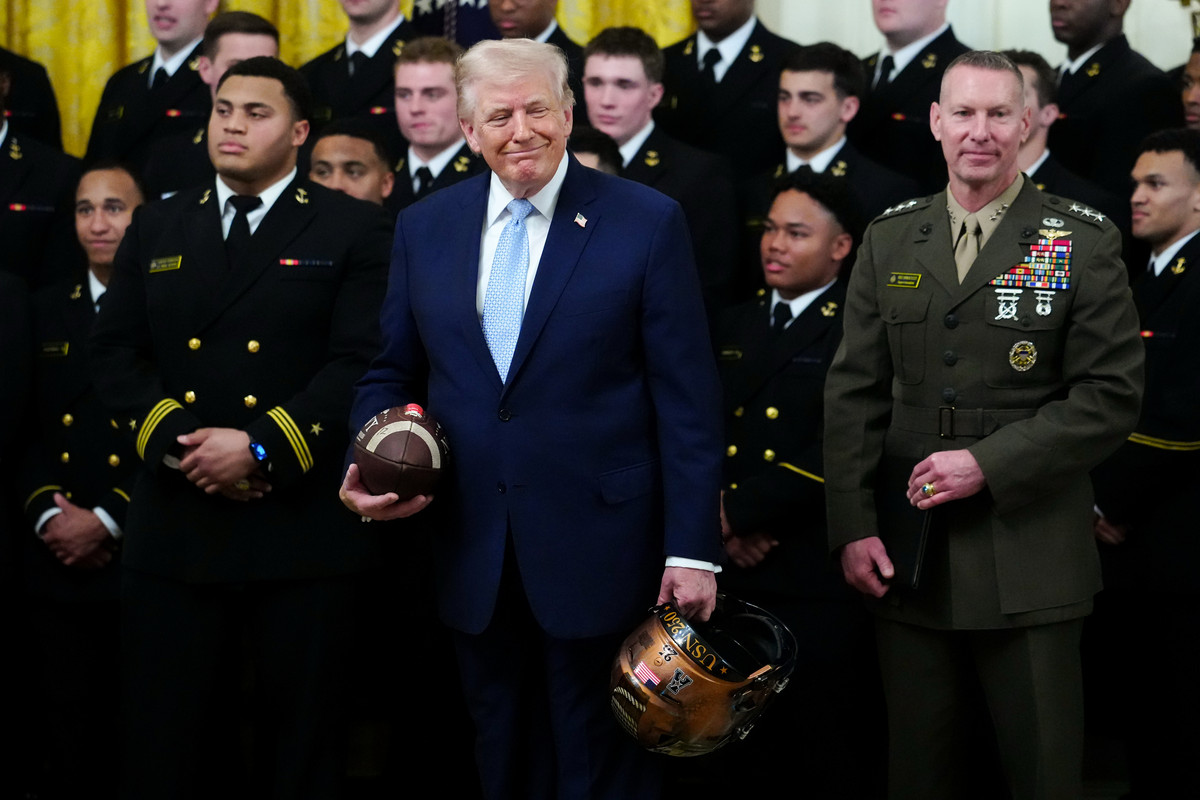 Trump foloseste meciul Army Navy pentru a spori presiunea asupra posturilor de radio si televiziune