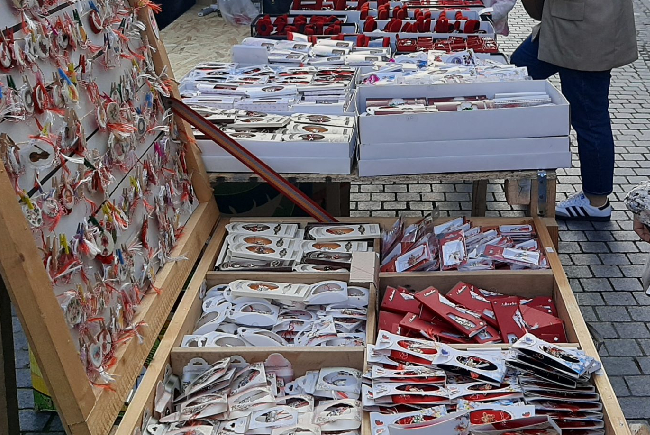 Vanzator de martisoare amendat de ITM Bihor cu 20000 de lei Judecatoria Oradea un avertisment este suficient