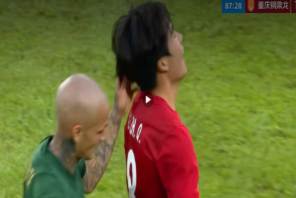 Alex Mitrita eliminat cu cartonas rosu dupa ce si a tras adversarul de par