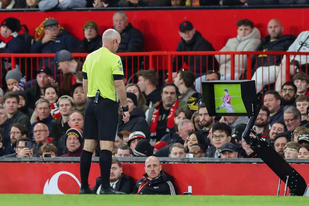 Arbitrii din Premier League isi schimba decizia in 95 din cazuri dupa utilizarea VAR