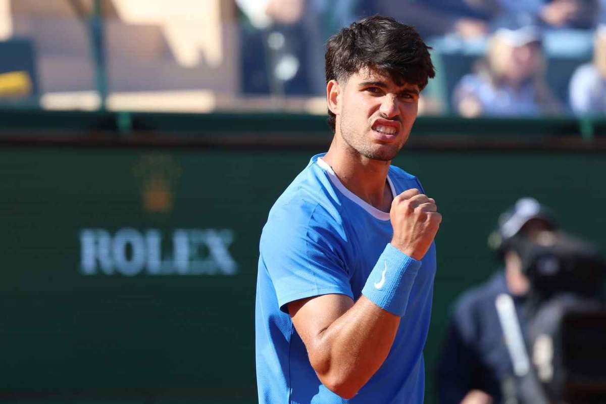 Carlos Alcaraz avanseaza in sferturi la Monte Carlo dupa un moment dificil in setul secund