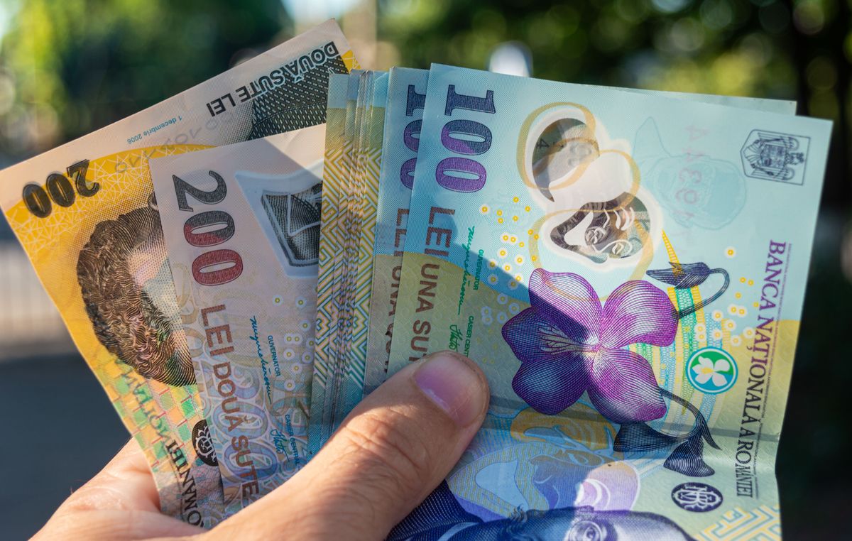 Ce sa eviti sa faci cu banii tai Superstitia salariului care trebuie sa ramana o noapte in casa