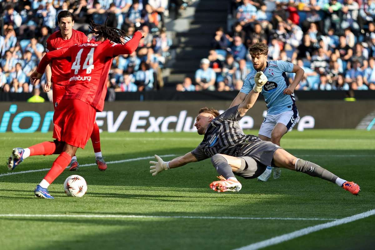 Cupe europene Razvan Marin marcheaza pentru AEK Rayo Ratiu titular Ionut Radu eliminat