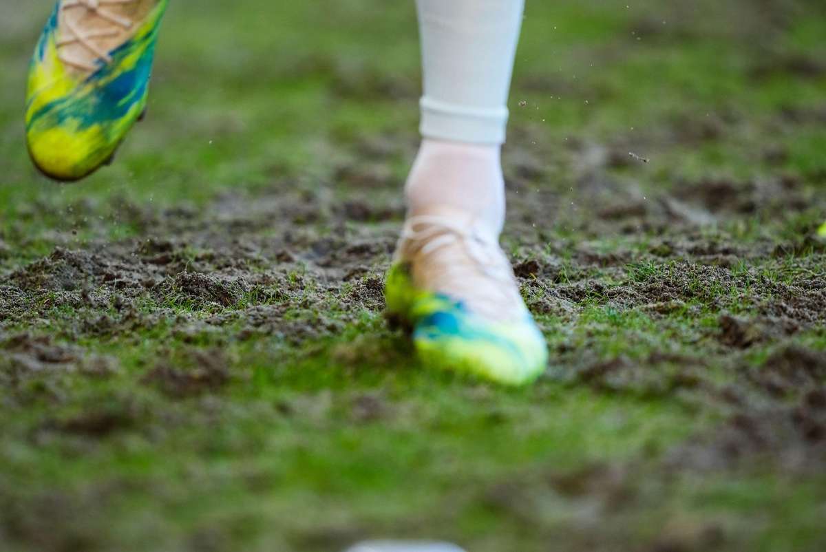 Haaland si antrenorul norvegian Solbakken isi cer scuze elvetienilor pentru starea deplorabila a terenului