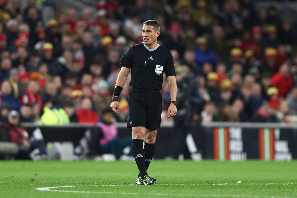 Un roman va oficia meciul Barcelona Atletico Madrid