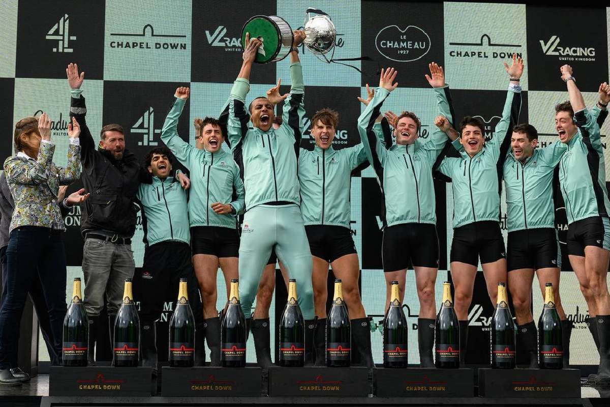 Universitatea Cambridge invinge in confruntarea traditionala cu Oxford pe fluviul Tamisa