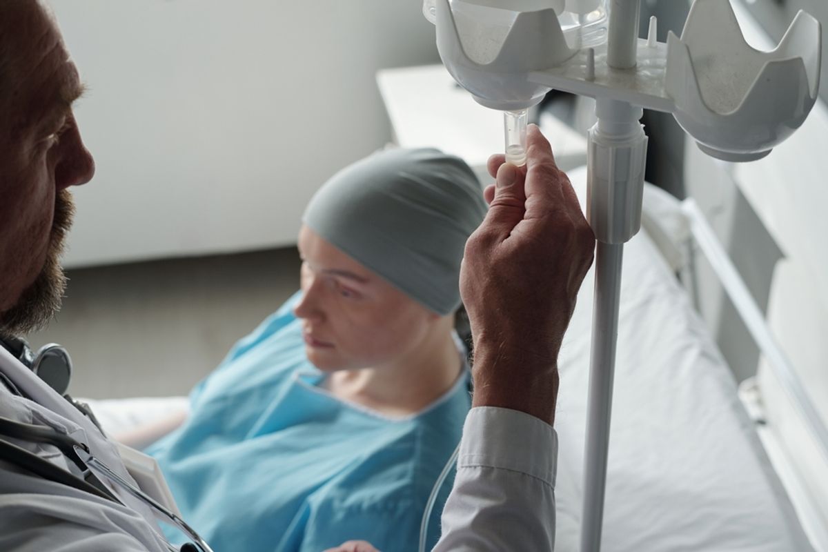 A crezut ca intra la menopauza si a ignorat semnele dar medicii i au pus diagnosticul de cancer ce simptome a avut o femeie de 55 de ani