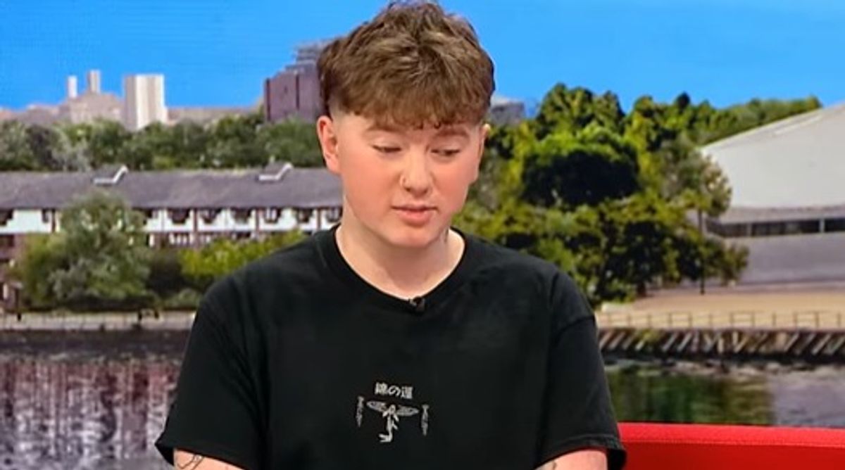 Alex un tanar disparut timp de sase ani si a contactat mama pentru prima data Avea doar 11 ani cand a fost rapit si fortat sa traiasca in comunitati nomade