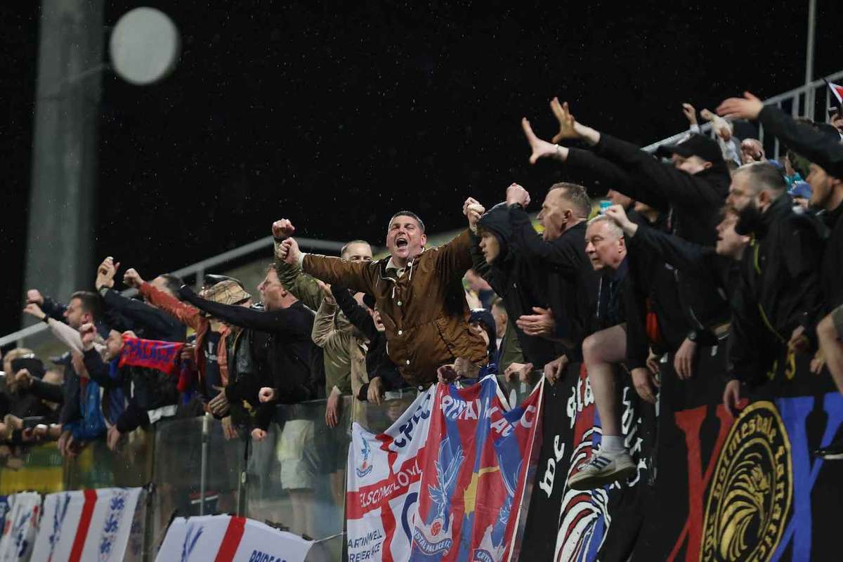 Sahtior Donek si AEK Larnaca sancionate de UEFA din cauza comportamentului fanilor