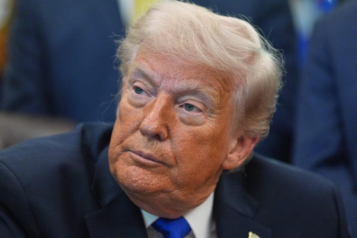 Trump avertizeaza ca ar putea majora tarifele pentru automobilele din UE la 25