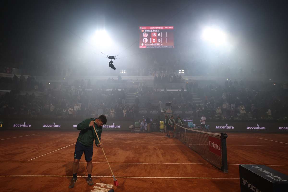 Meci de tenis la turneul de la Roma, întrerupt din cauza fumului de la finala Cupei Italiei la fotbal 2 meci de tenis la turneul de la roma intreupt din cauza fumului de la finala cupei italiei la fotbal