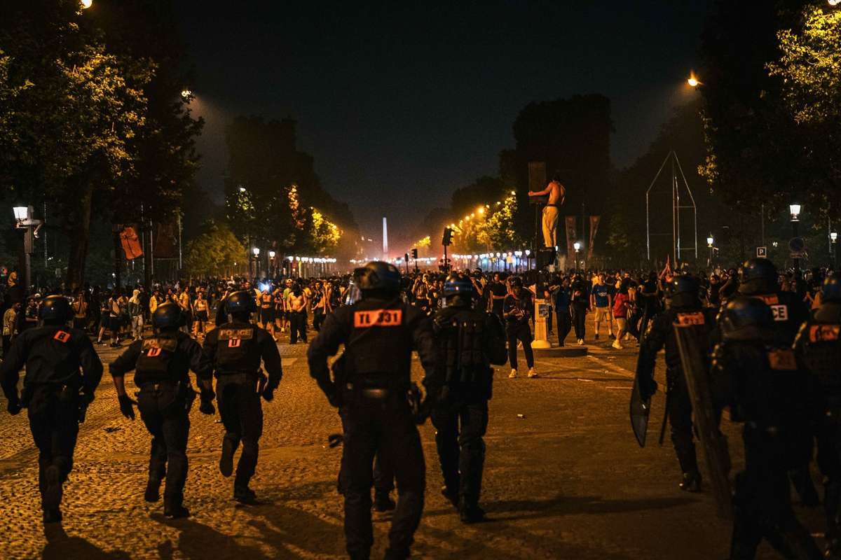 Franta anunta ca aproape 900 de persoane au fost arestate in urma tulburarilor provocate de finala Ligii Campionilor