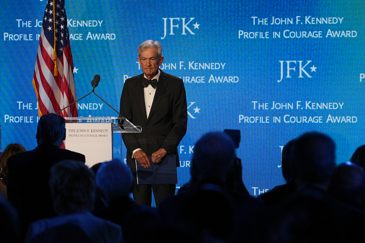 Jerome Powell isi foloseste discursul de acceptare a premiului JFK pentru a attra atentia asupra riscurilor presiunii politice asupra Fed instanelor si scolilor