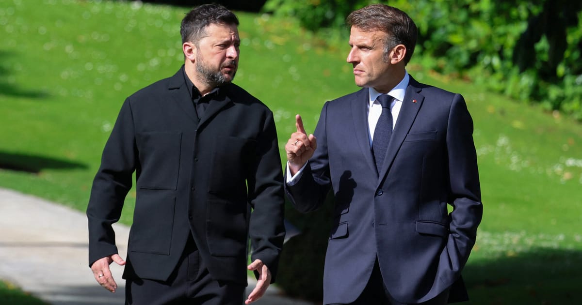 Macron si Zelenskyy surprinsi pe camera discutand strategii pentru a l gestiona pe Trump