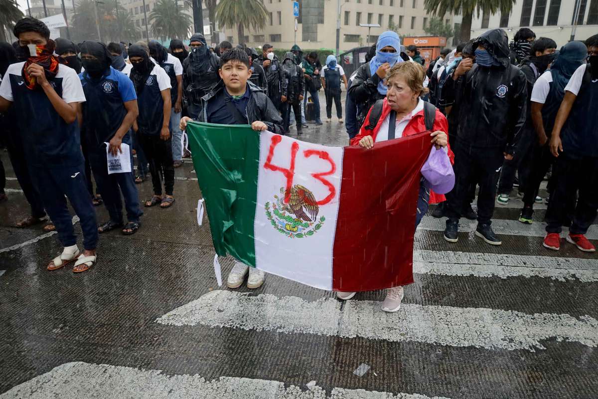 Mii de protestatari opresc accesul la stadionul meciului de deschidere al Cupei Mondiale 3 Mii de protestatari opresc accesul la stadionul meciului de deschidere al Cupei Mondiale