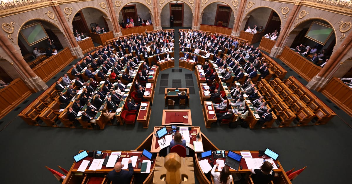 Parlamentul ungar adopta o limita de mandat de 8 ani care ar impiedica revenirea lui Orban