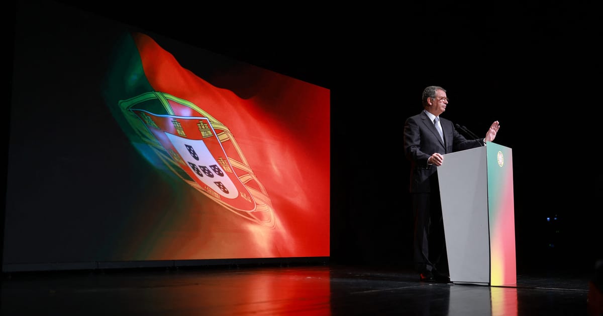 Presedintele Portugaliei a refuzat sa promulgheze legea care interzice steagurile ideologice
