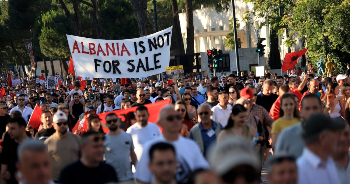 Rama din Albania ii ataca pe protestatarii flamingo numindu i prosti