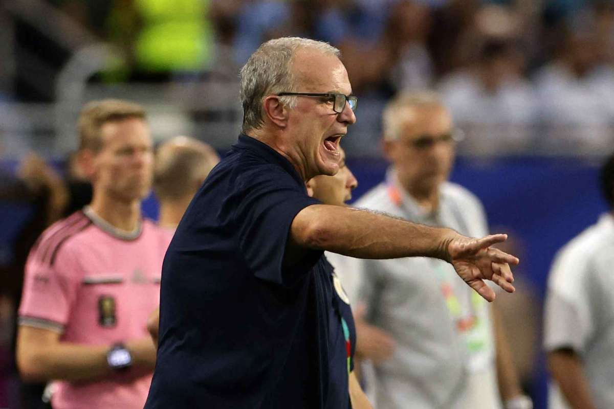 Selezionerul Uruguayului Bielsa clarifica incidentul incomod de la sedinta foto FIFA