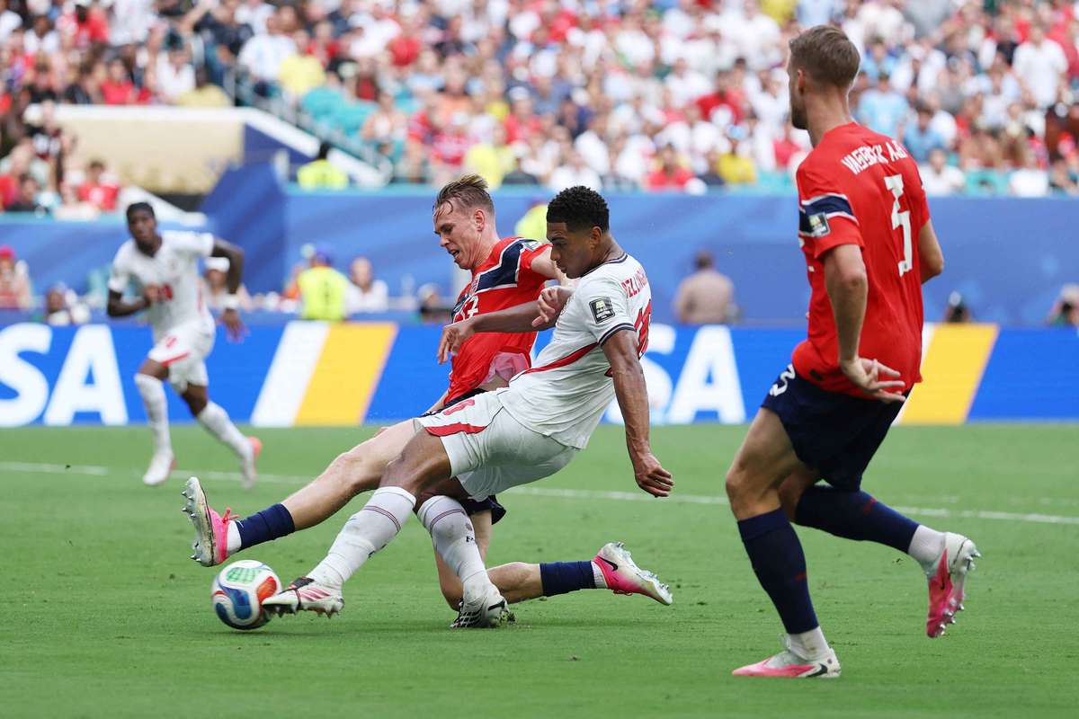 FIFA afirmă că „nu există dovezi” că mingea a fost deviată la golul de egalizare al Angliei. 2 FIFA afirma ca nu exista dovezi ca mingea a fost deviata la golul de egalizare al Angliei