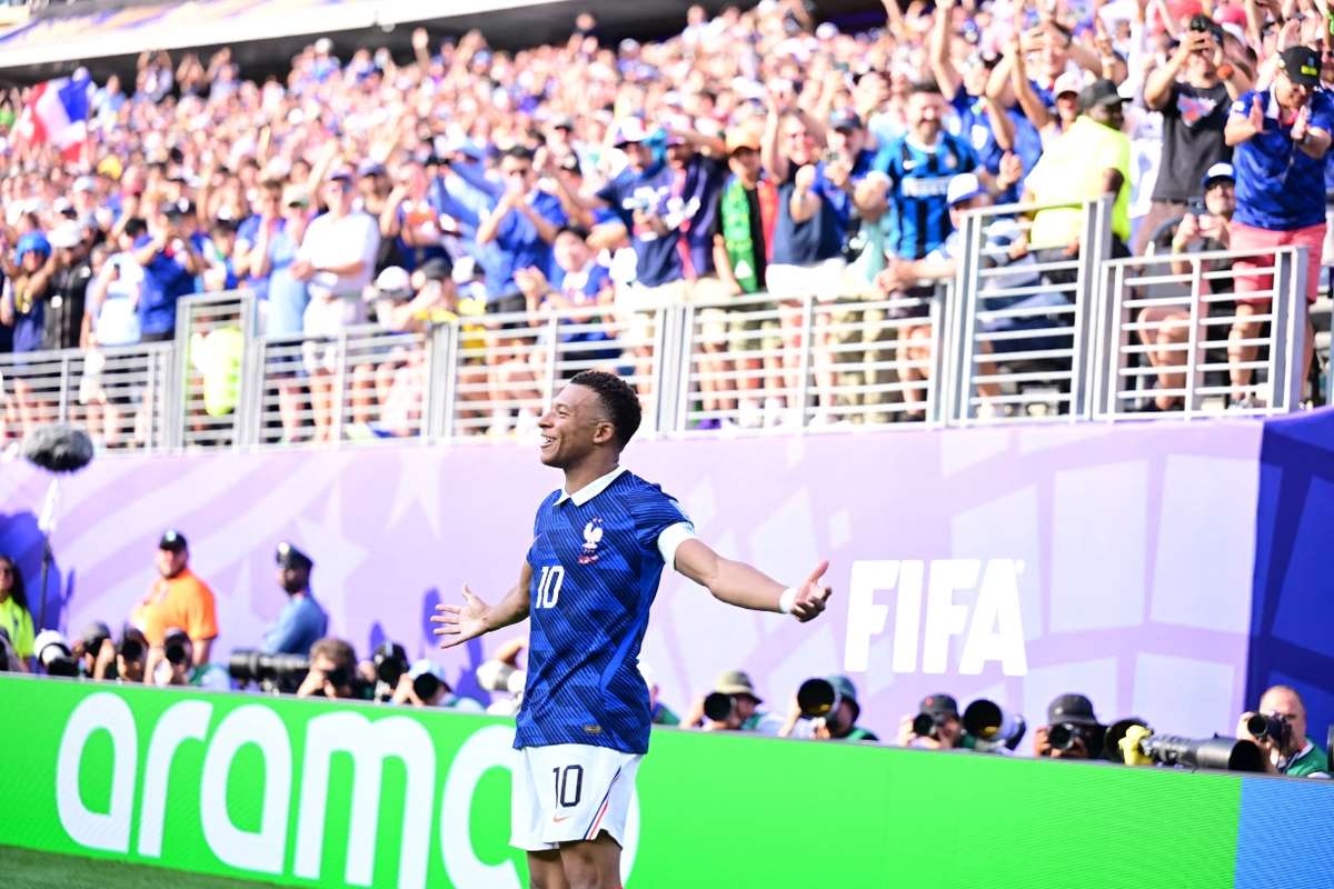 Mbappé îi stă pe urme lui Messi! L-a egalat în lupta pentru Gheata de Aur și este la un gol de recordul absolut. 4 Mbappe ii sta pe urme lui Messi L a egalat in lupta pentru Gheata de Aur si este la un gol de recordul absolut