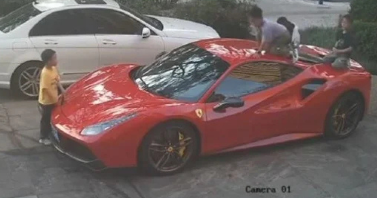 Momentul în care patru copii distrug un Ferrari de aproape 700.000 de dolari. Ce au surprins camerele de supraveghere. 2 Momentul in care patru copii distrug un Ferrari de aproape 700000 de dolari Ce au surprins camerele de supravghere