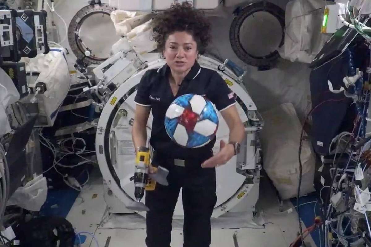 NASA va trimite o minge de fotbal pe Luna daca echipa SUA castiga Cupa Mondiala