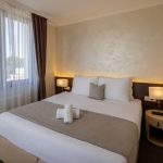 O fosta angajata din industria hoteliera iti dezvaluie cum sa afli daca esti filmat pe ascuns in camera de hotel