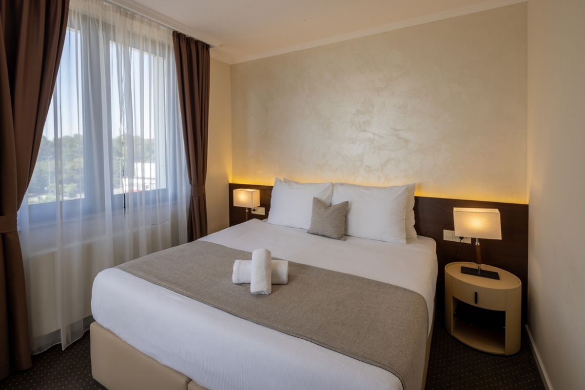 O fosta angajata din industria hoteliera iti dezvaluie cum sa afli daca esti filmat pe ascuns in camera de hotel