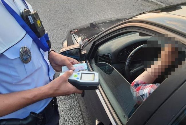 Politia obligata sa plateasca despagubiri unui barbat caruia i s a suspendat permisul dupa ce a folosit apa de gura