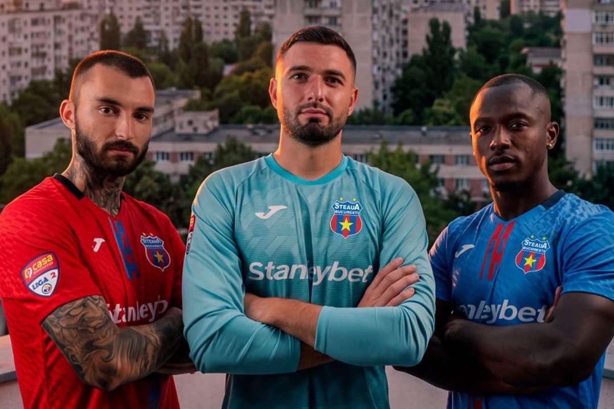 Steaua București și-a dezvăluit noile uniforme după schimbarea sponsorului tehnic 2 Steaua Bucuresti si a dezvaluit noile uniforme dupa schimbarea sponsorului tehnic