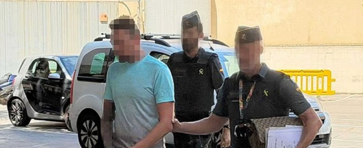 Un barbat aflat in zbor spre Mallorca a fost arestat dupa ce a incercat sa l sarute pe gat pe insotitorul de bord