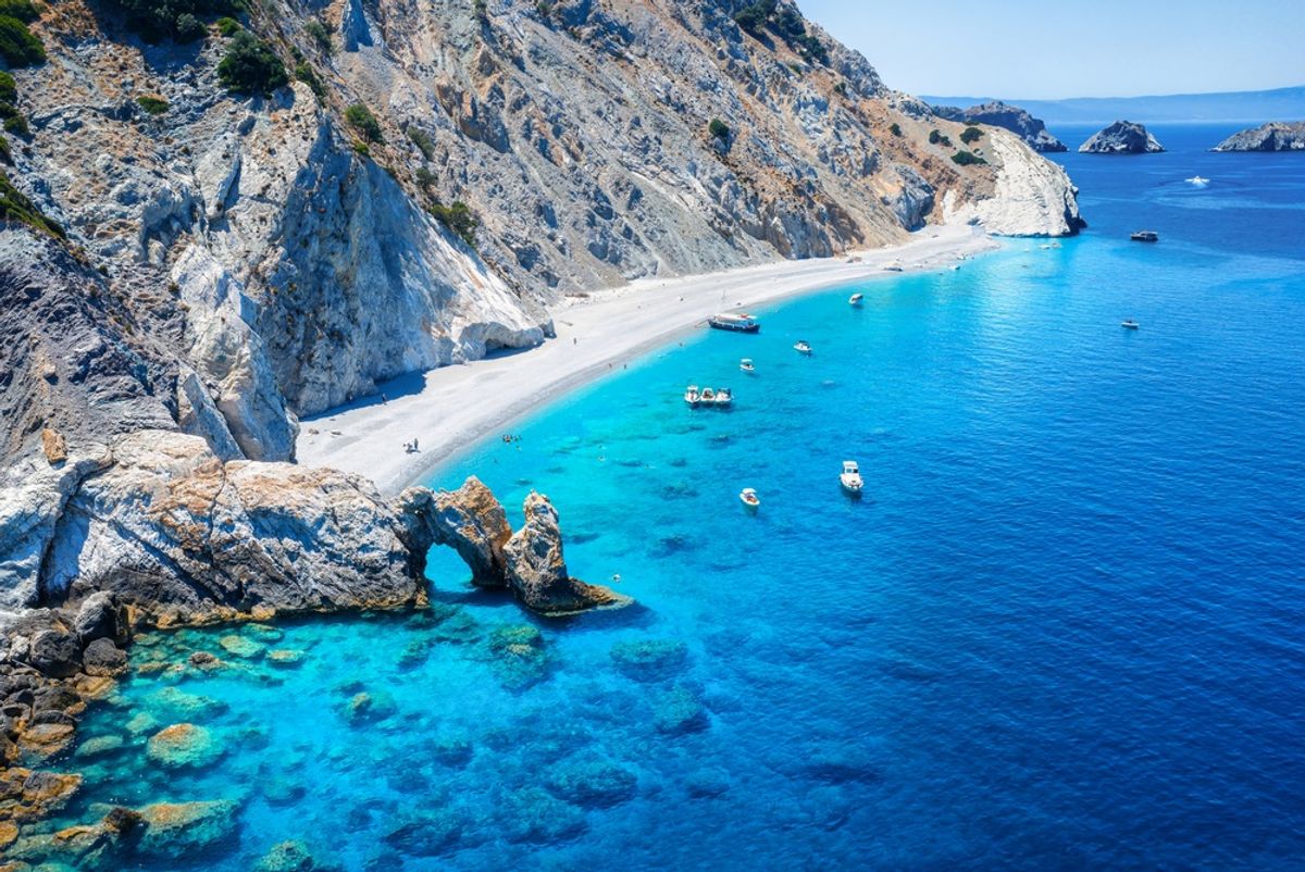 Amenda de pana la 1000 de euro daca iei pietris ca suvenir de pe aceasta plaja renumita din Grecia