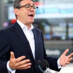 Andy Burnham nu se simte jenat de schimbul cu un impersonator al consilierului lui Trump