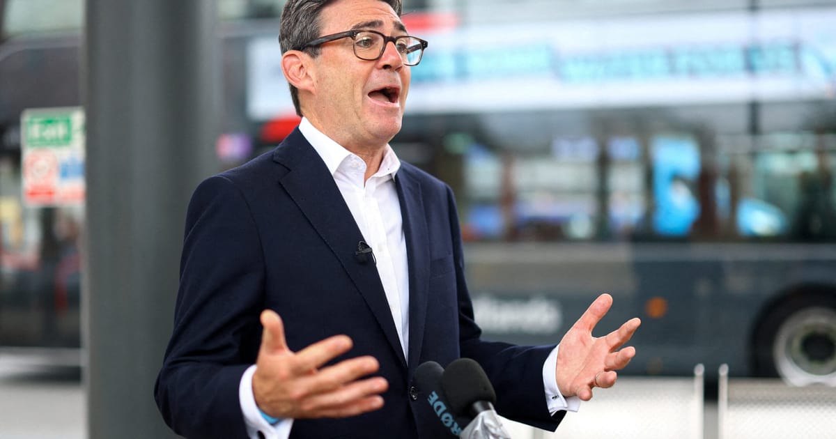 Andy Burnham nu se simte jenat de schimbul cu un impersonator al consilierului lui Trump