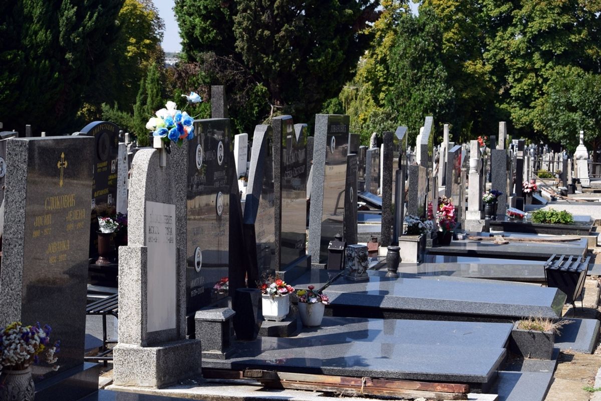 Ce simbolizeaza monedele plasate pe o piatra funerara Inteleptul acestui obicei fascinant