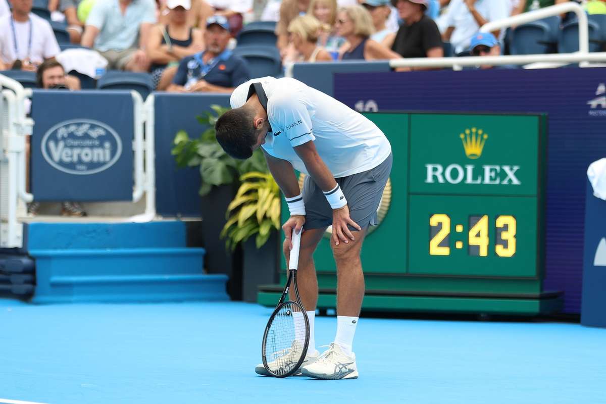Djokovic, în genunchi din cauza căldurii! Declarațiile sârbului după eliminarea de la Cincinnati. 2 Djokovic in genunchi din cauza caldurii Declaratiile sarbului dupa eliminarea de la Cincinnati