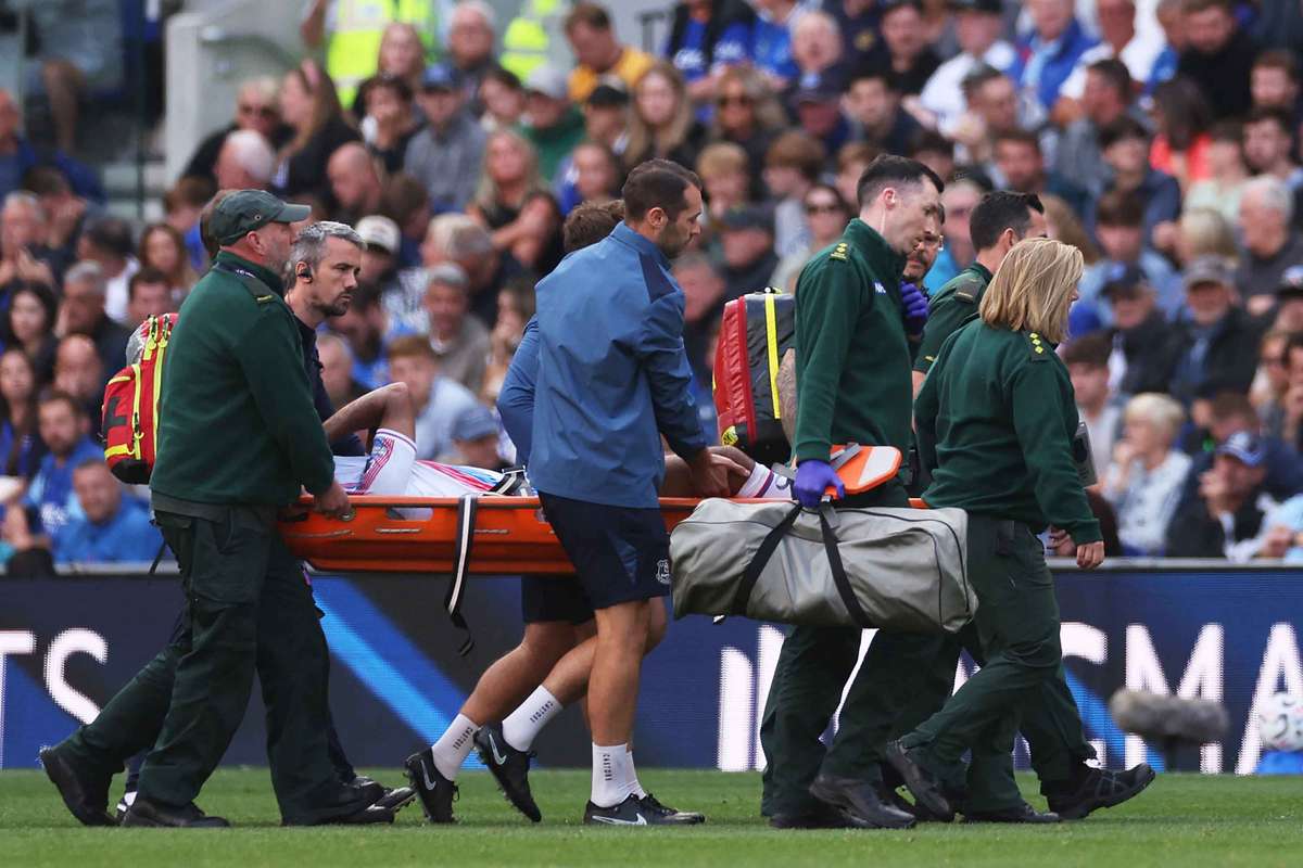 O noua drama dupa dificultatile care i au afectat cariera A parasit terenu din Premier League pe targa