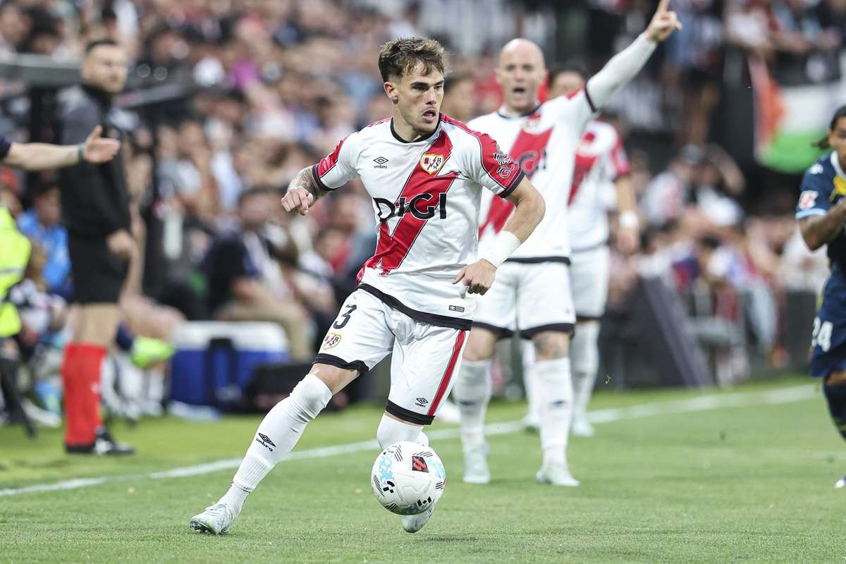 Oficial Coechipierul lui Ratiu de la Rayo Vallecano a semnat cu Chelsea