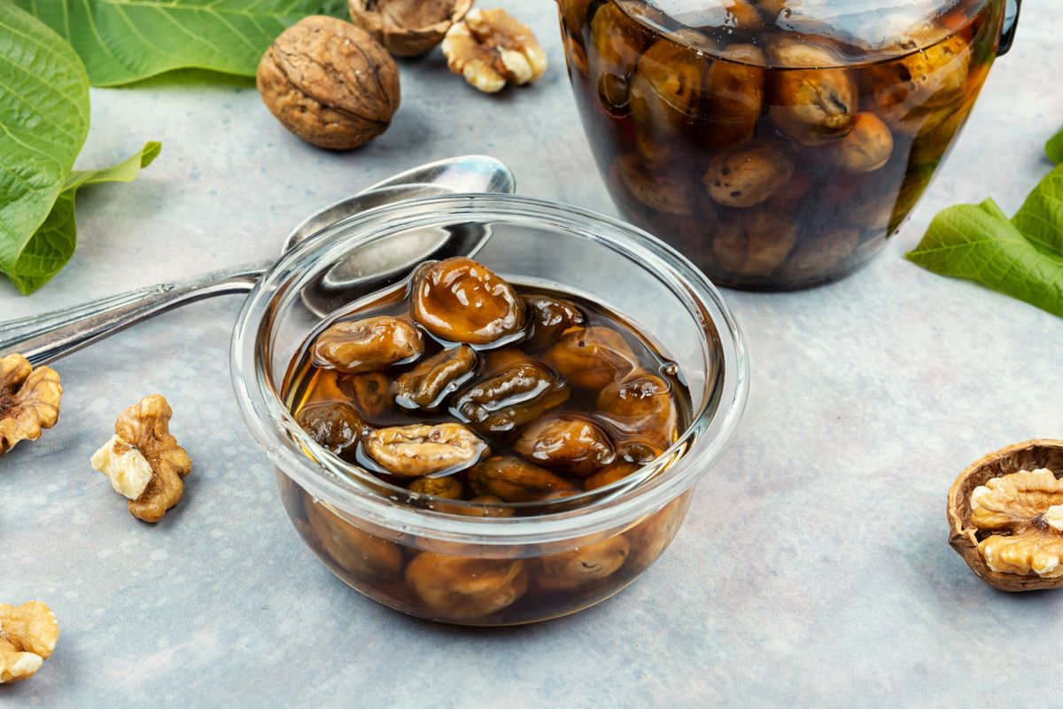 Reteta de dulceata de nuci verzi ca pe vremurile bunicii 5 trucuri pentru un sirop auriu clar si parfumat