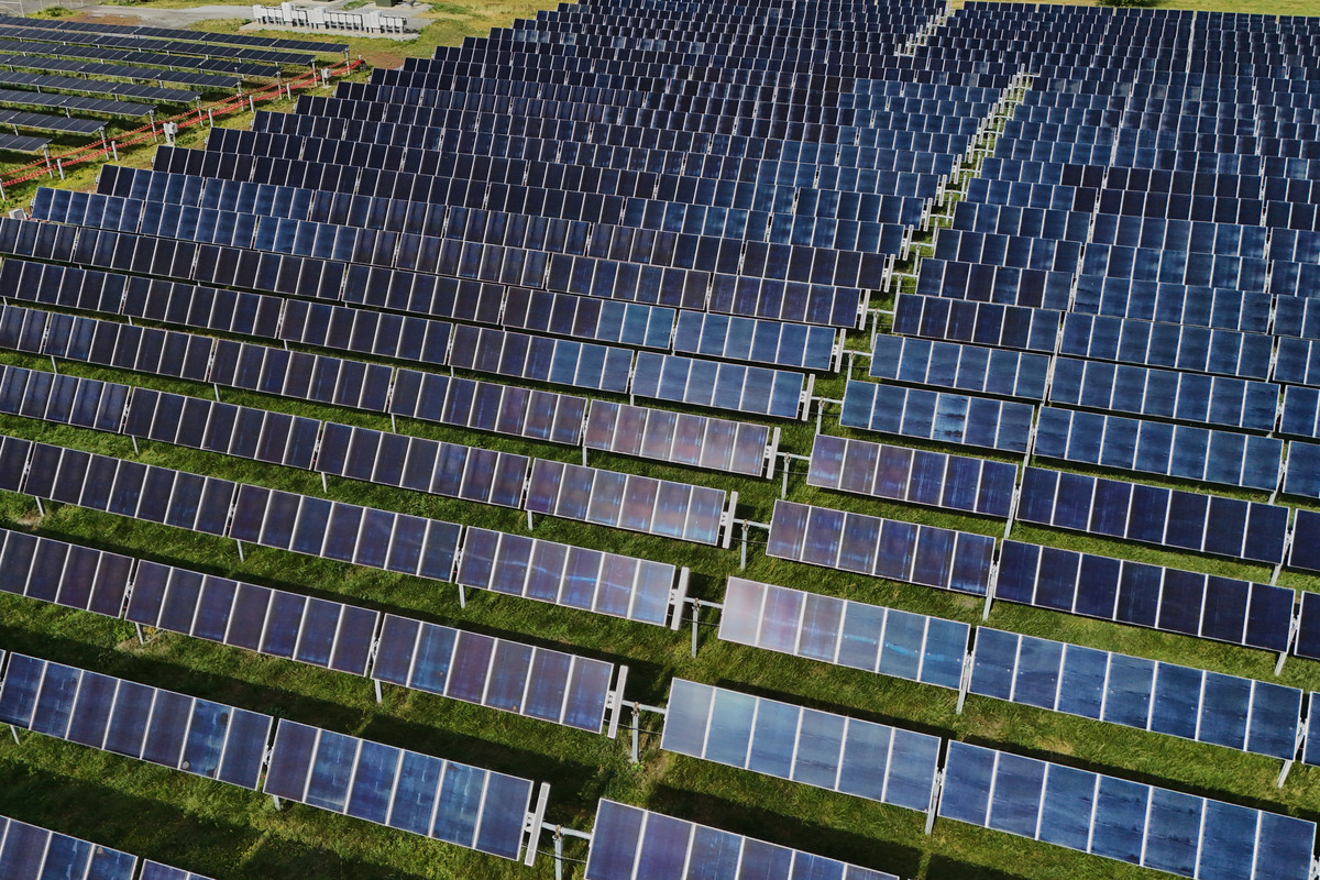 Trump anunta taxe pe un component esential pentru panouri solare si semiconductori