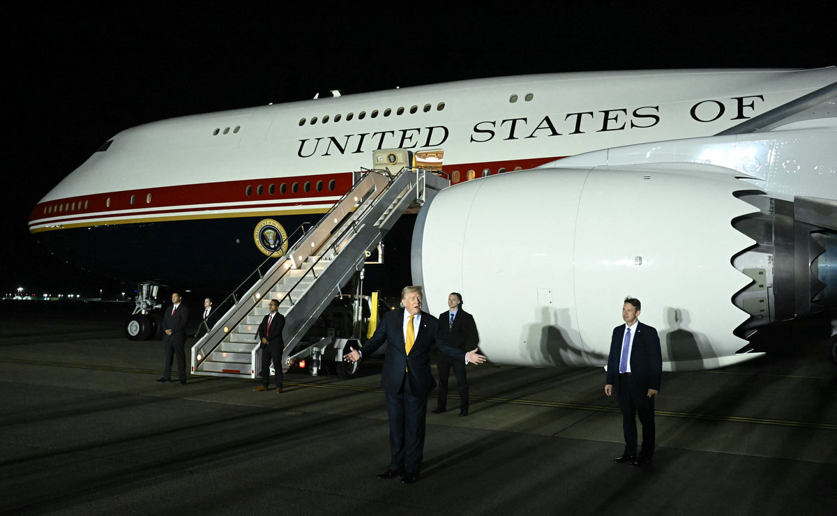 Trump neagă că ar fi coordonat schimbarea avionului: „Este doar responsabilitatea Serviciului Secret” 2 Trump neaga ca ar fi coordonat schimarea avionului Este doar responsabilitatea Serviciului Secret