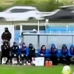 VIDEO O minge trimisa pe strada in timpul unui meci de liga a doua a provocat un accident rutier